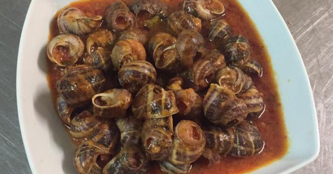 durante la stagione estiva, è possibile ordinare le lumache di terra con pomodoro, menta, pane raffermo, aglio e prezzemolo.