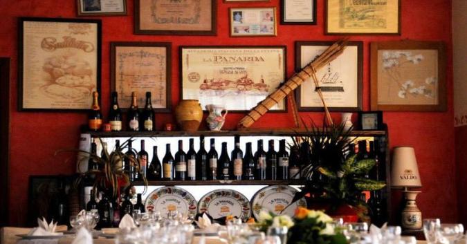 sullo sfondo, la farchia di canne preparata per la Festa dedicata a Sant'Antonio Abate